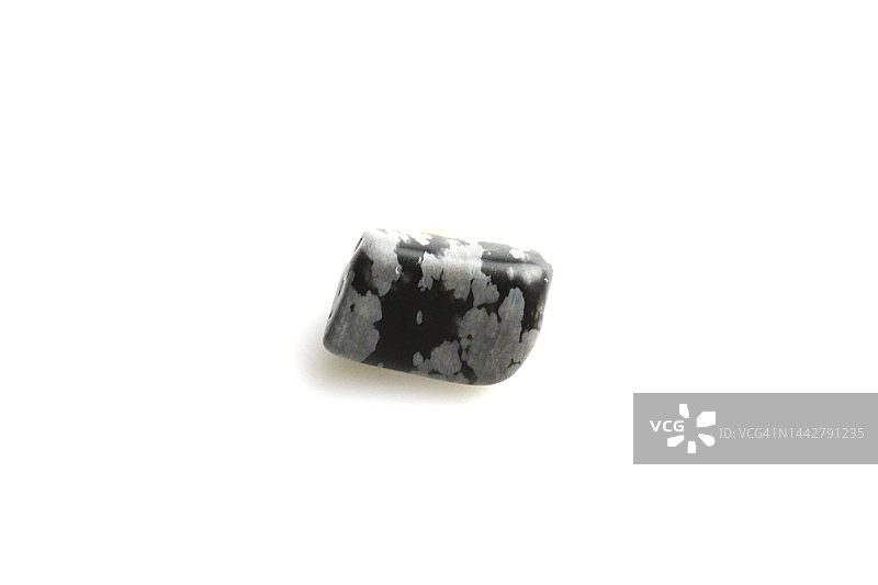 白色背景上的雪花黑曜石宝石图片素材