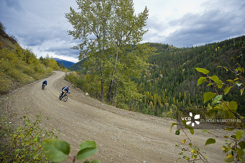 在快速转弯处的砾石自行车骑手图片素材