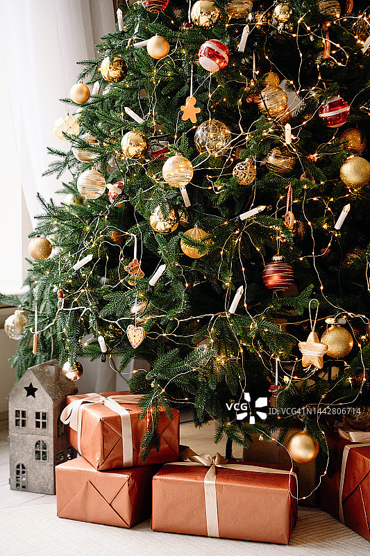 圣诞树装饰球：闪光和亮片图片素材