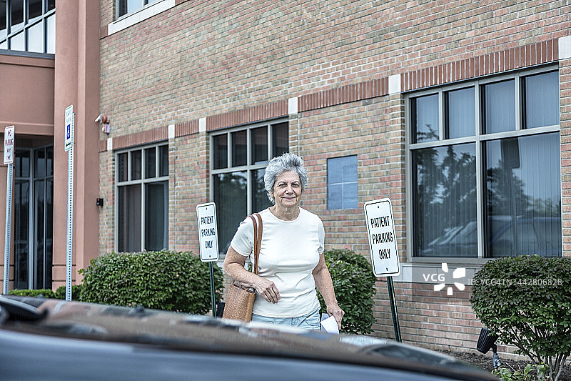 面带微笑离开医生办公室的年长女性患者图片素材