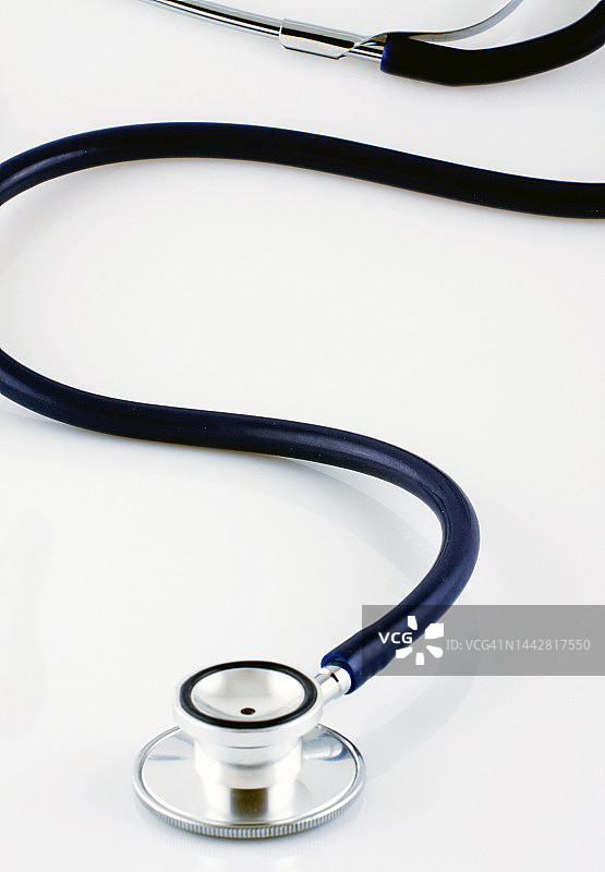 白色背景上的听诊器图片素材