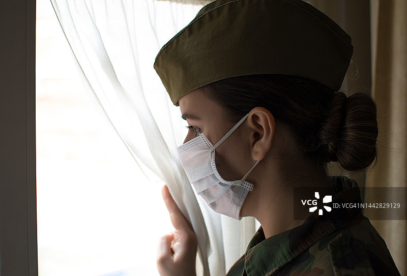 身穿制服和口罩的女军官肖像，抗击新冠病毒疫情系列图片素材