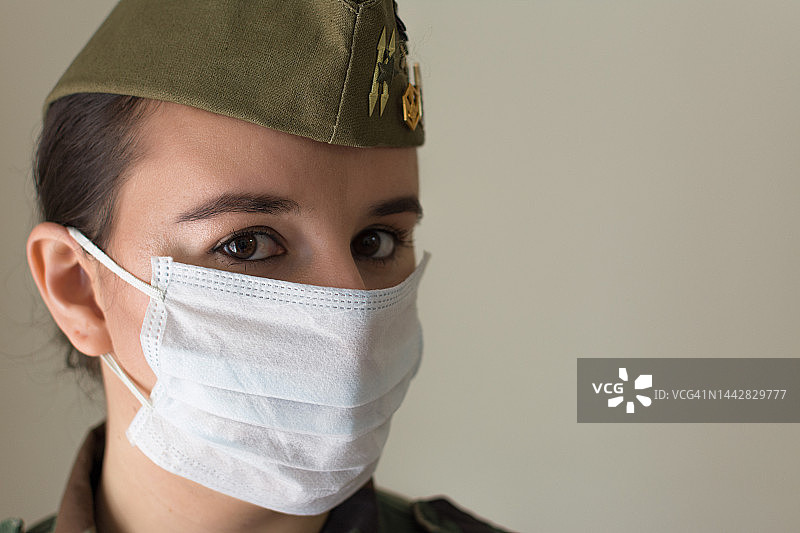 戴外科口罩的女军人肖像，抗击病毒，军队肖像系列图片素材