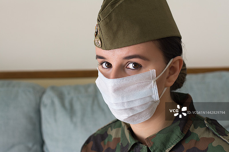 戴外科口罩的女军人肖像，抗击病毒，军队肖像系列图片素材
