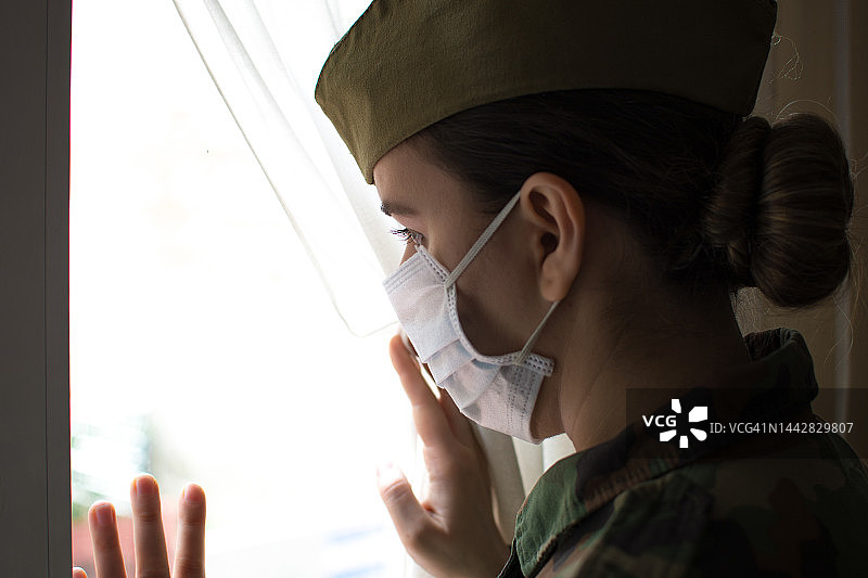 身穿制服和口罩的女军官肖像，抗击新冠病毒疫情系列图片素材