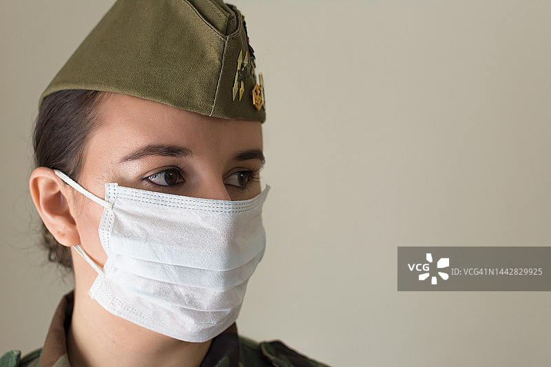 戴外科口罩的女军人肖像，抗击病毒，军队肖像系列图片素材
