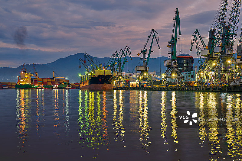 夜晚港口城市灯光下的物流运输图片素材