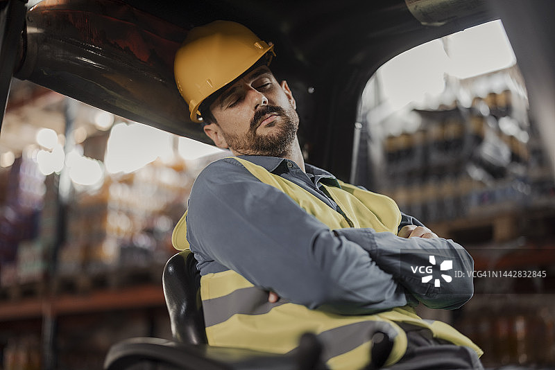 疲惫的仓库工人正在睡觉图片素材