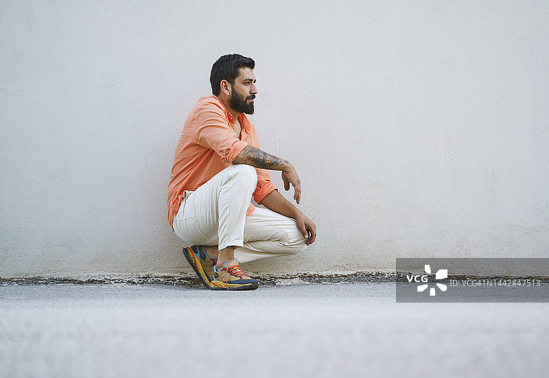 街头摆姿势的时尚青年图片素材