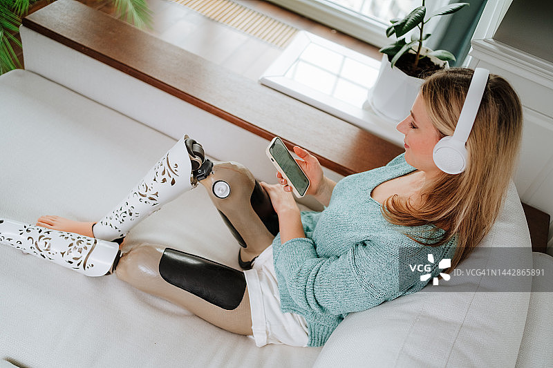 使用手机的假肢女子图片素材