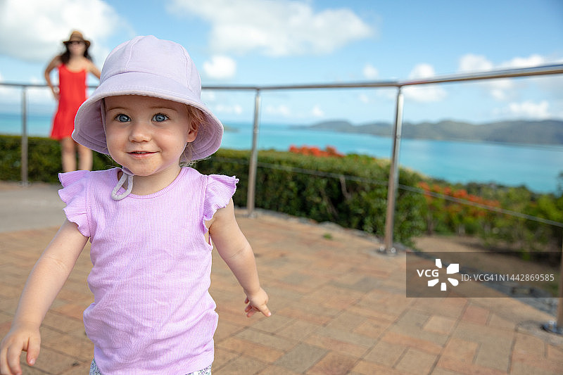 幼儿跑开图片素材