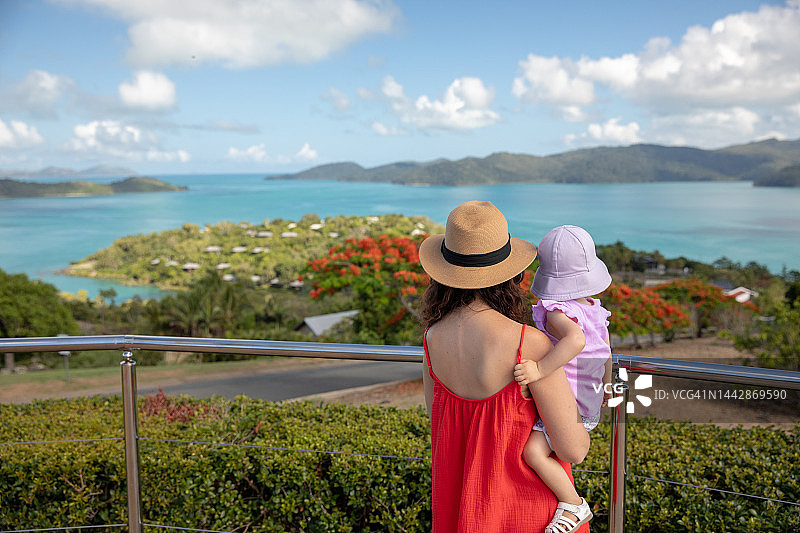 母女欣赏景色图片素材