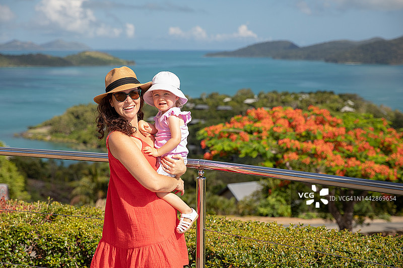 母女欣赏景色图片素材