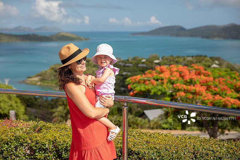 母女欣赏景色图片素材