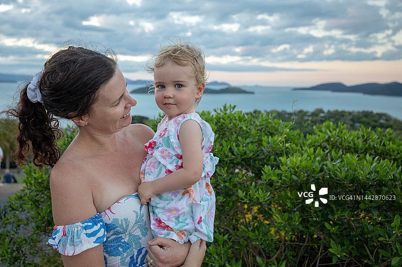 在观景点前的母女图片素材