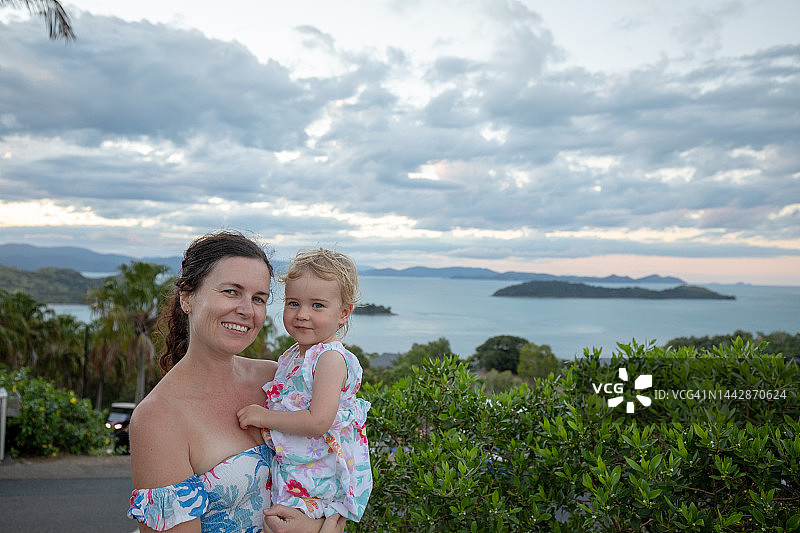 在观景点前的母女图片素材