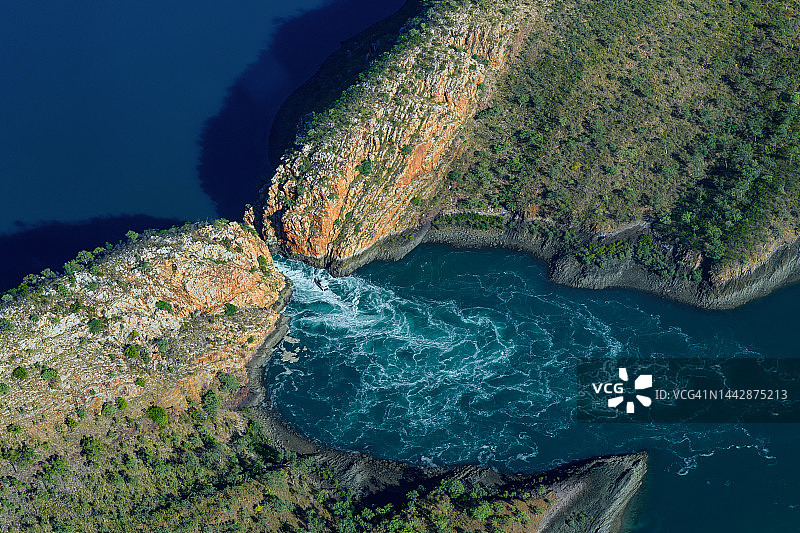 空中瀑布图片素材