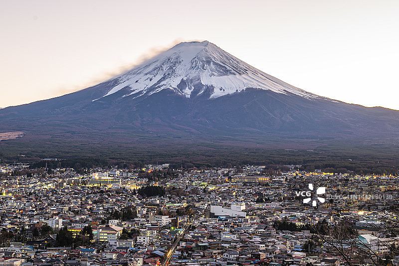 富士吉田镇，从Chureito宝塔看富士山日落，山梨县，日本图片素材