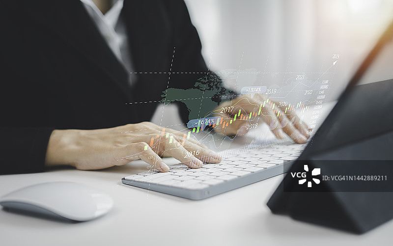 女商人使用笔记本电脑分析股市，规划经济投资和未来投资图片素材