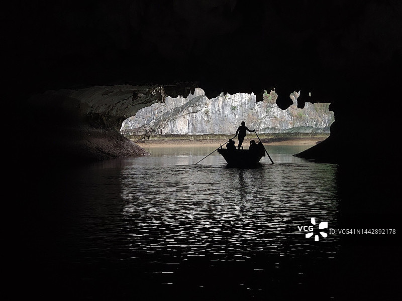 越南北部下龙湾的旱伦洞图片素材