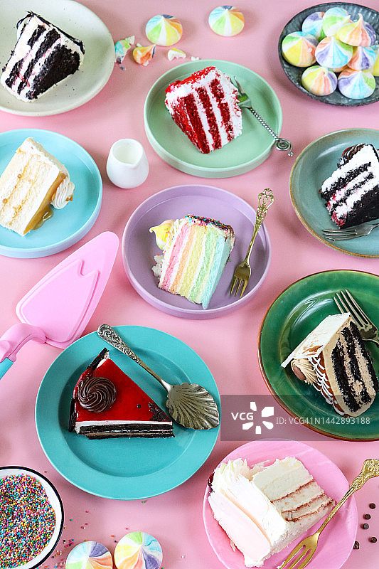 什锦切片蛋糕特写：巧克力樱桃蛋糕、黑森林蛋糕、红色天鹅绒蛋糕、彩虹蛋糕、咖啡大理石巧克力蛋糕，粉色背景图片素材