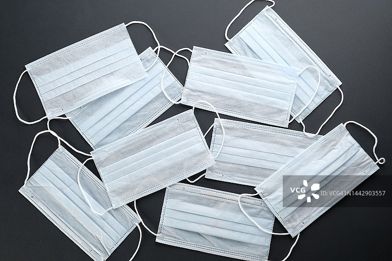 用于预防病毒的医用口罩：空气污染、肺炎爆发、新冠与猴痘预防概念图片素材