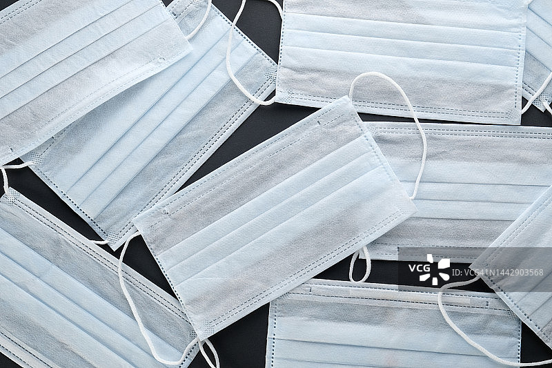 用于预防病毒的医用口罩：空气污染、肺炎爆发、新冠与猴痘预防概念图片素材