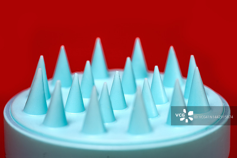 美容化妆品，硅胶淋浴发刷或红色背景上的圣诞树形状的头皮按摩器图片素材