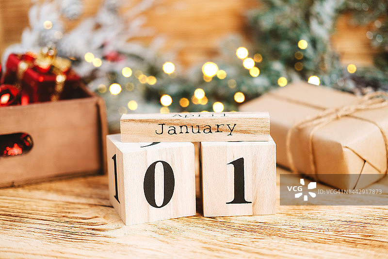 1月1日，圣诞玩具、礼物、灯串和云杉树枝图片素材