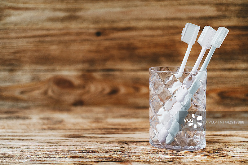 玻璃杯中的牙刷图片素材