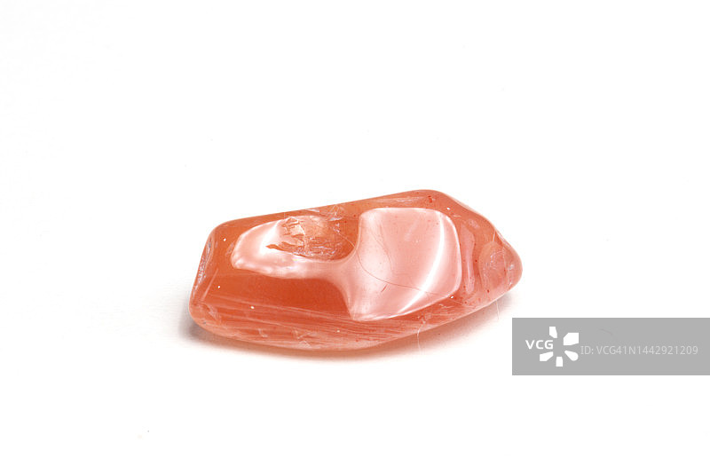 白色背景上的红色玛瑙石图片素材