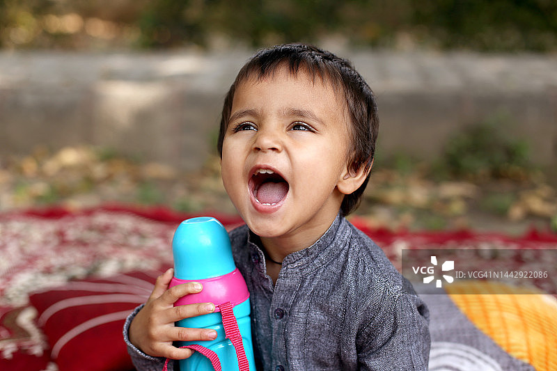 拿着水瓶的小女孩图片素材
