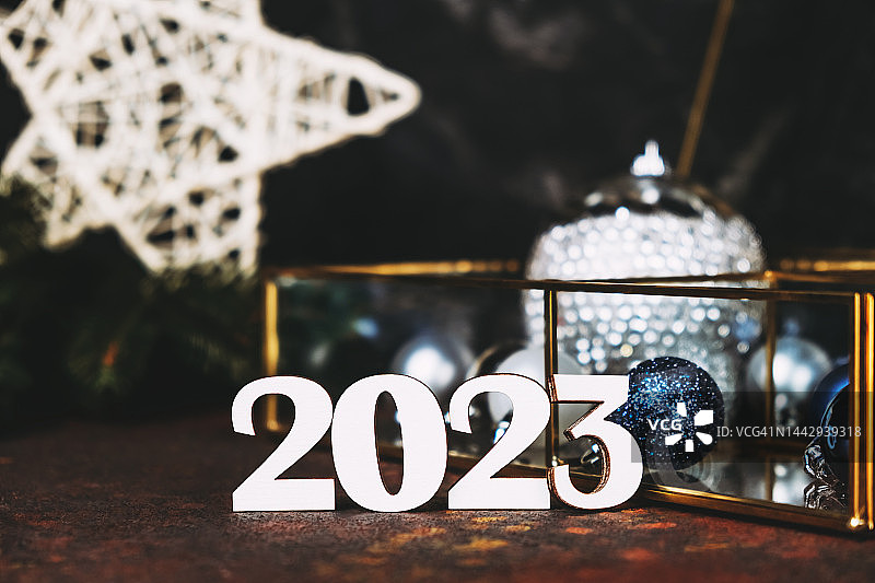 盒子里的新年装饰与2023年图片素材