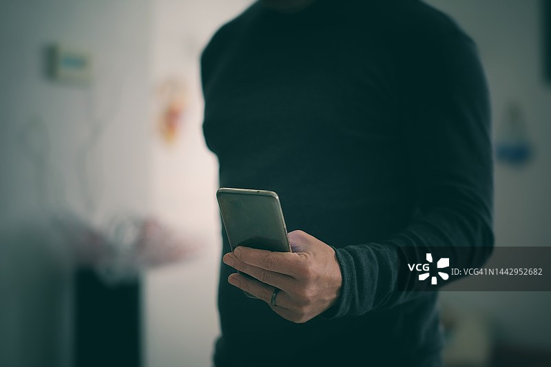 男孩使用智能手机和信用卡进行数字支付图片素材