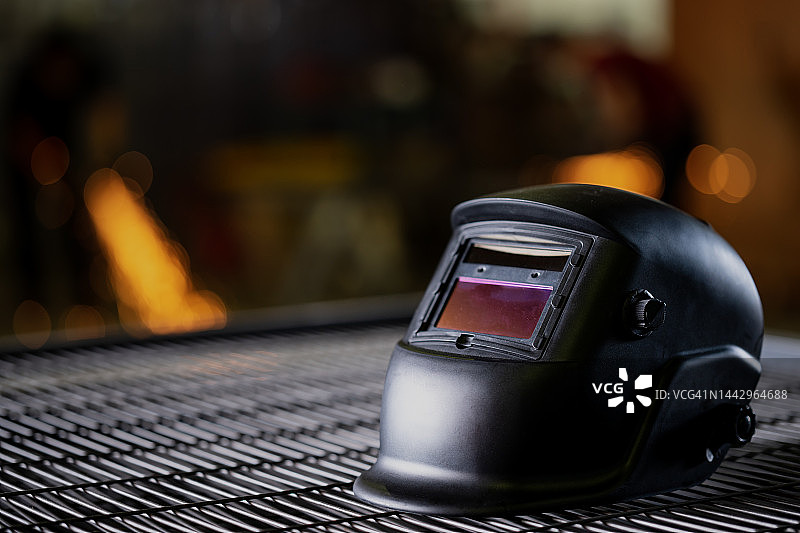 金属重工业焊接和切割过程中防止辐射能量的眼睛保护，自动变暗焊接头盔图片素材