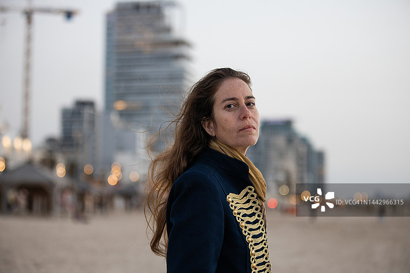 城市海滩上的女人 портрет图片素材