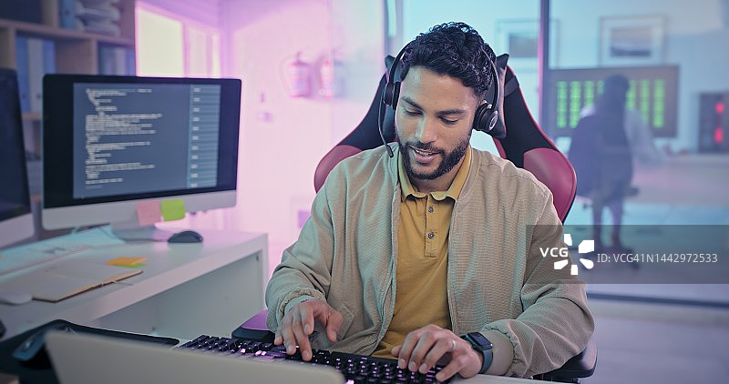 游戏、编码和使用软件计算机的男人，信息技术和数字代码编写，为游戏玩家提供用户系统体验。打字、键盘和编程程序员在数字霓虹灯办公室图片素材