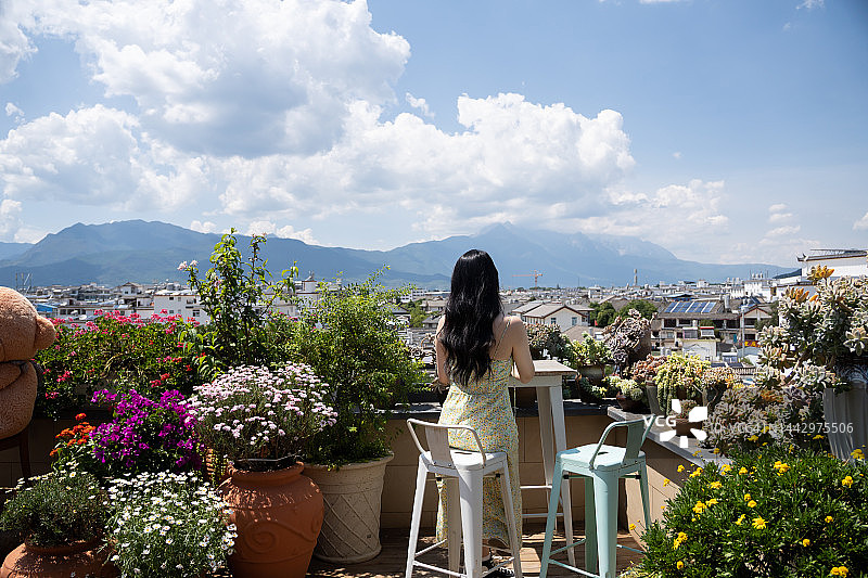 坐在阳台上的女人图片素材