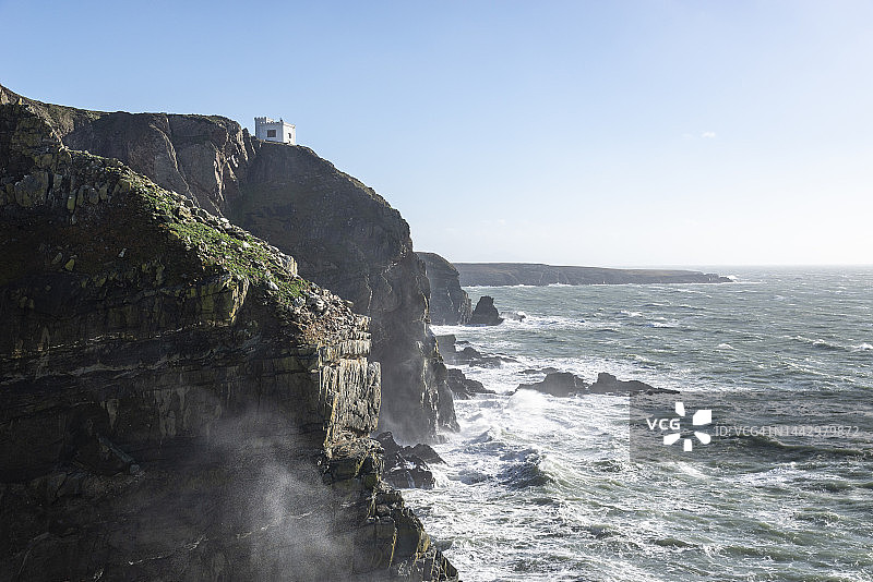在霍利黑德安格尔西岛南堆栈埃琳塔下，海浪拍打图片素材