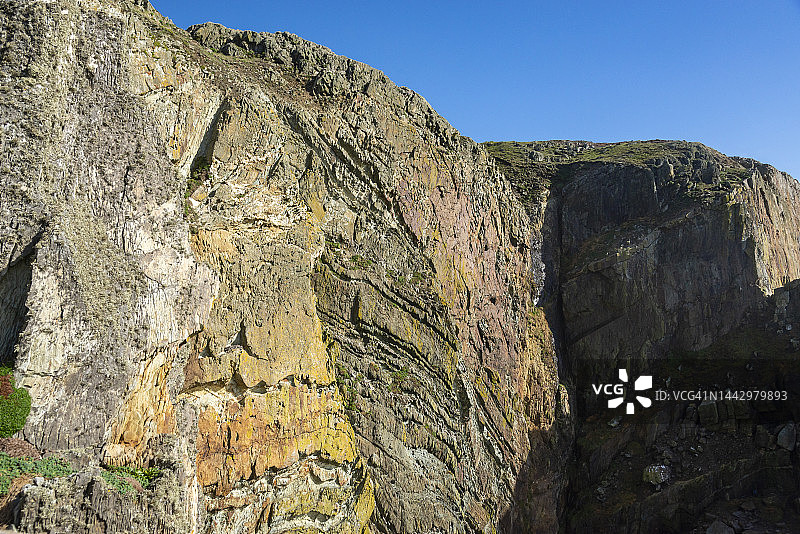 威尔士安格尔西岛南栈灯塔的壮观悬崖图片素材