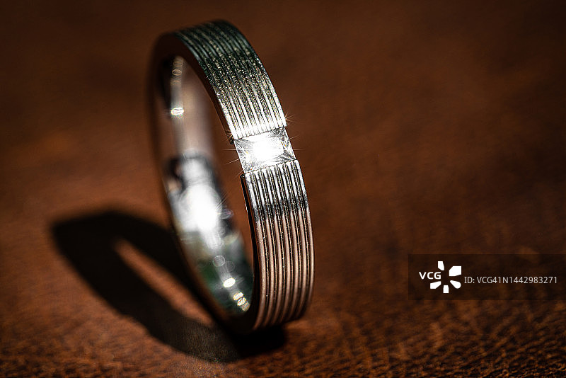 皮革上的钛戒指图片素材