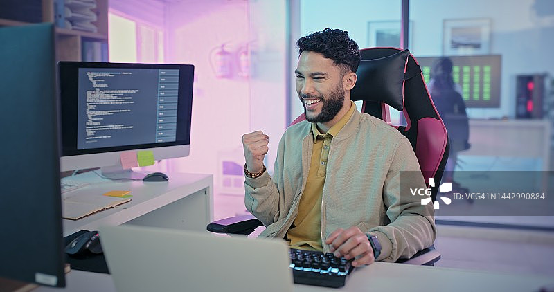 电脑、程序员和庆祝成功，在线代码、应用程序或网络安全方面的编码和成就。编程专家，快乐并为晋升感到兴奋，软件设计，工作中面带微笑图片素材