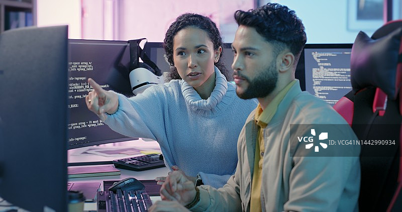 办公室里人们在电脑上进行软件开发、编码和编程图片素材