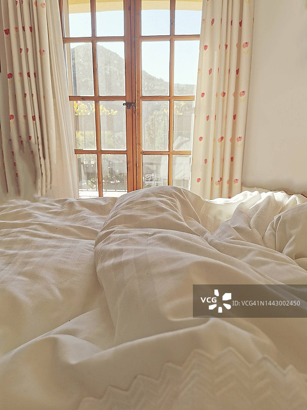 阳光明媚的窗户图片素材