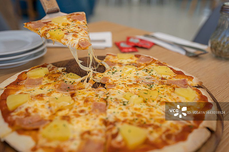 平底锅披萨与铲刀图片素材