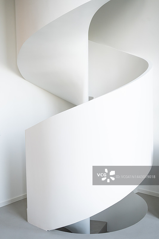螺旋楼梯盘旋在白色墙壁上图片素材