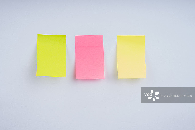 彩色便签纸合集：带卷角的便签纸，可用于留言，白色背景，正面特写图片素材