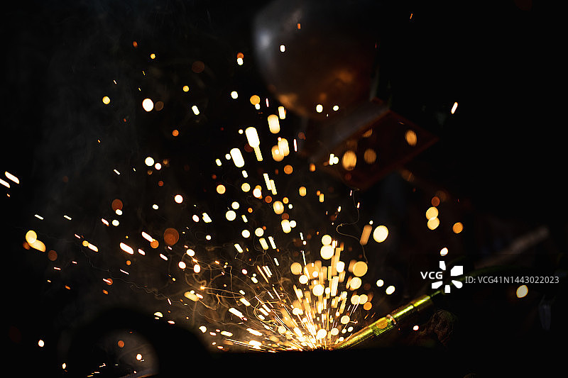 建筑行业劳务技能培养：非裔美国焊工在金属制造厂建造金属构件图片素材