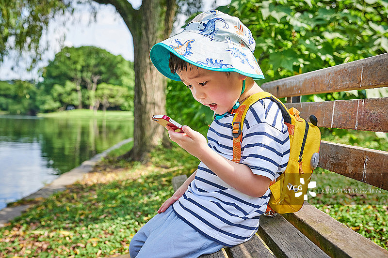 正在进行视频通话的小男孩图片素材