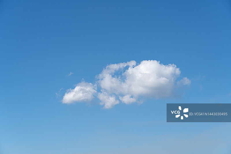 天空中的一朵白云图片素材